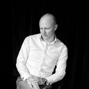 Телесно-ориентированная сессия: мягкое прикосновение помогает почувствовать поддержку и опору